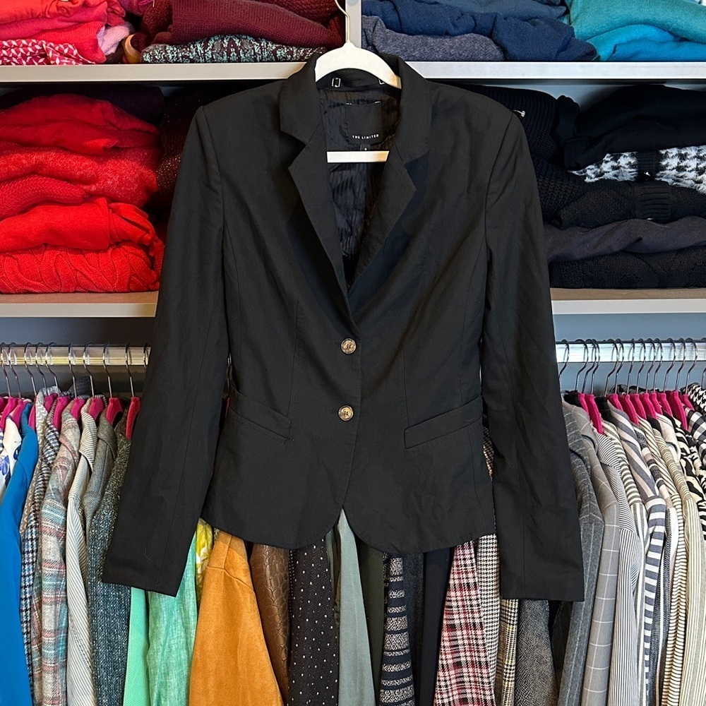 The Limited black 2 pocket 2 button closure back slit blazer size 0